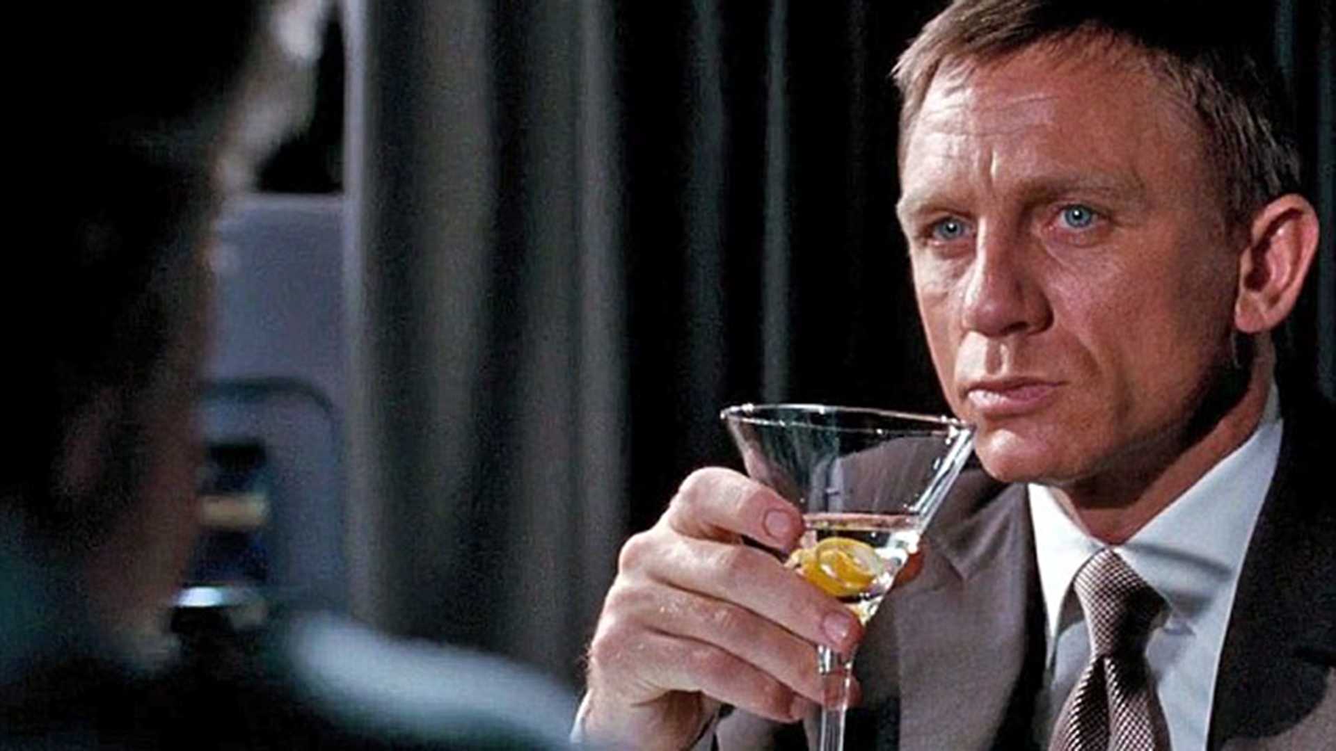 Ternyata Begini Bartender James Bond Membuat Martini Secara Sempurna